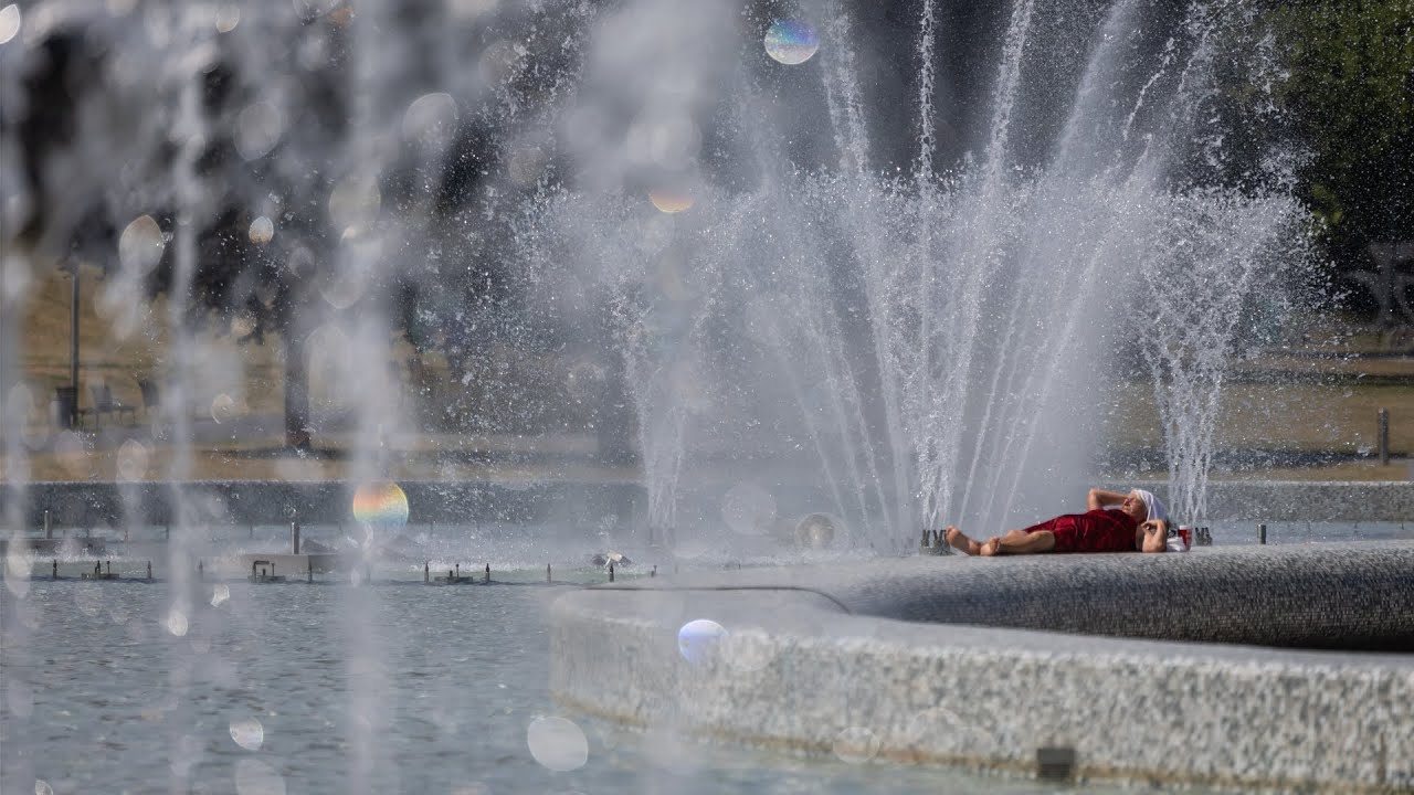 Warsaw locals hit the fountain as heatwave reaches peak