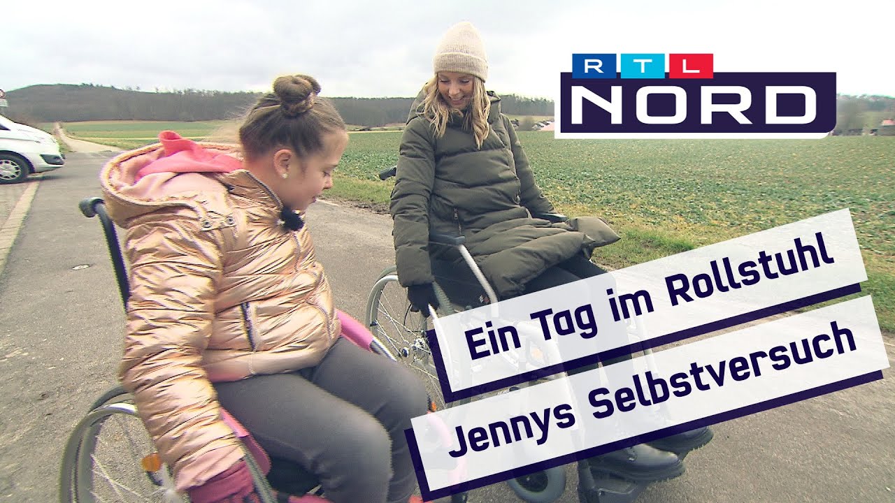 Die 10-jährige Emely zeigt Reporterin Jenny die Alltagshürden des Rollstuhlfahrens