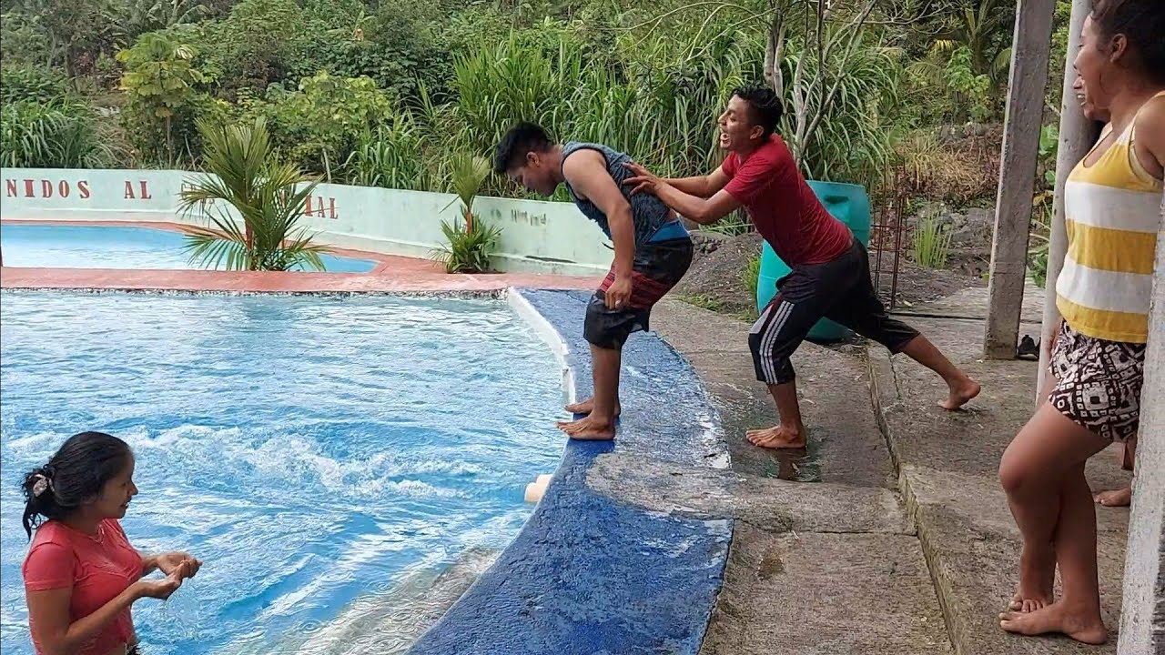 MATEO Agarra A EDY Distraido Y Lo Avienta al Agua😱 Veán Que Grán Susto Se llevaron😱🤣🤣