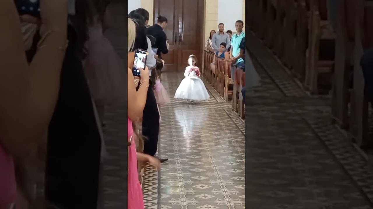 DAMINHA DE HONRA DE 3 ANOS ENTRANDO COM AS ALIAN&Ccedil;AS NA IGREJA