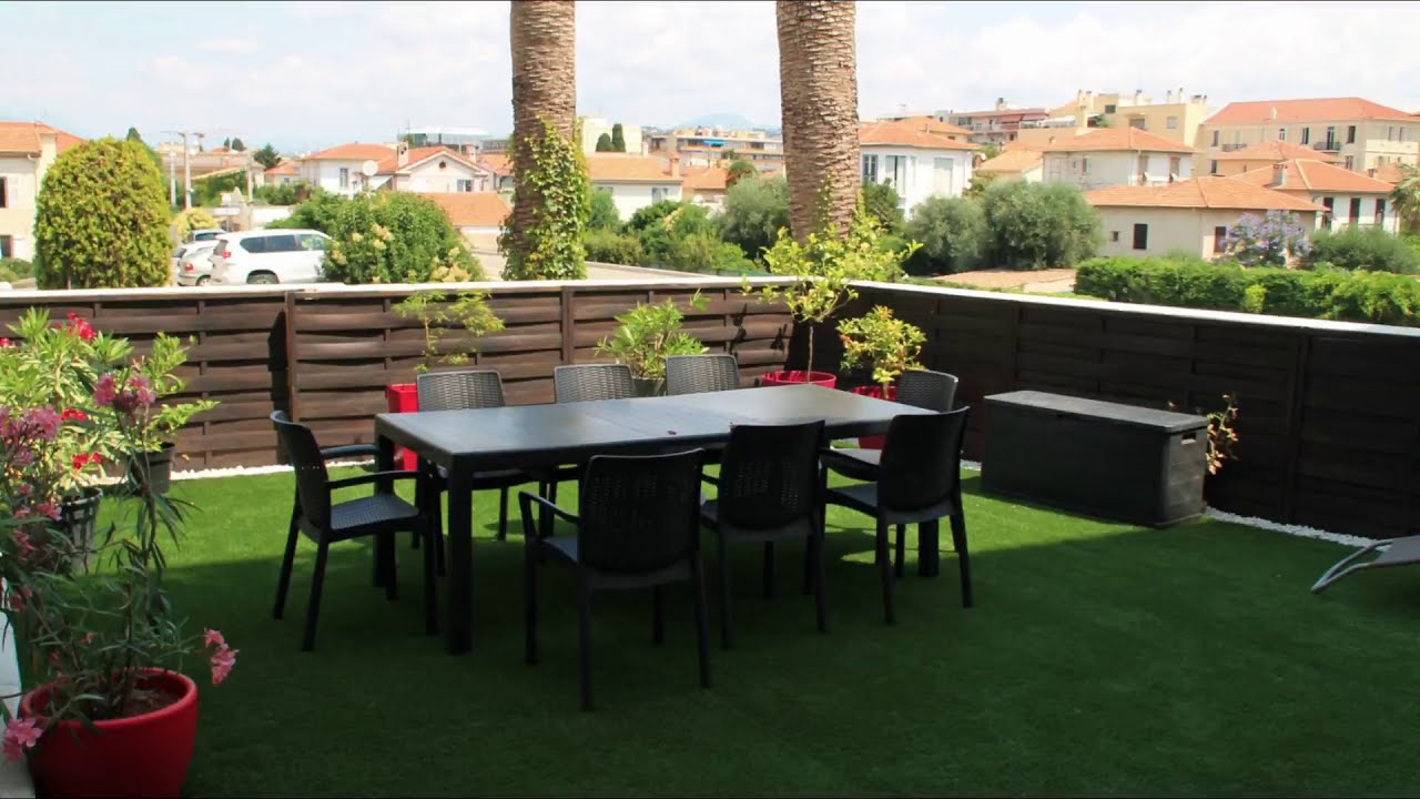 Renouvellement d'une pelouse synthétique sur un balcon-terrasse à Cagnes sur Mer à côté de Nice