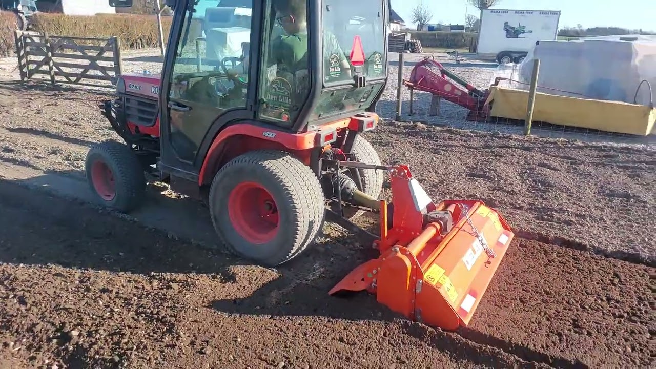 Kubota B2100