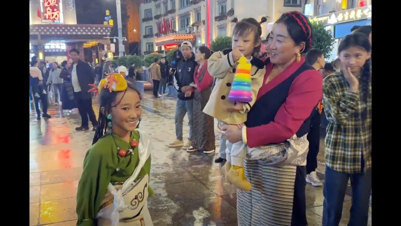 和曲張措從雅江縣木雅廣場徒步返回酒店Walking back to the hotel from Muya Square in Yajiang County with the Qu Zhangcuo