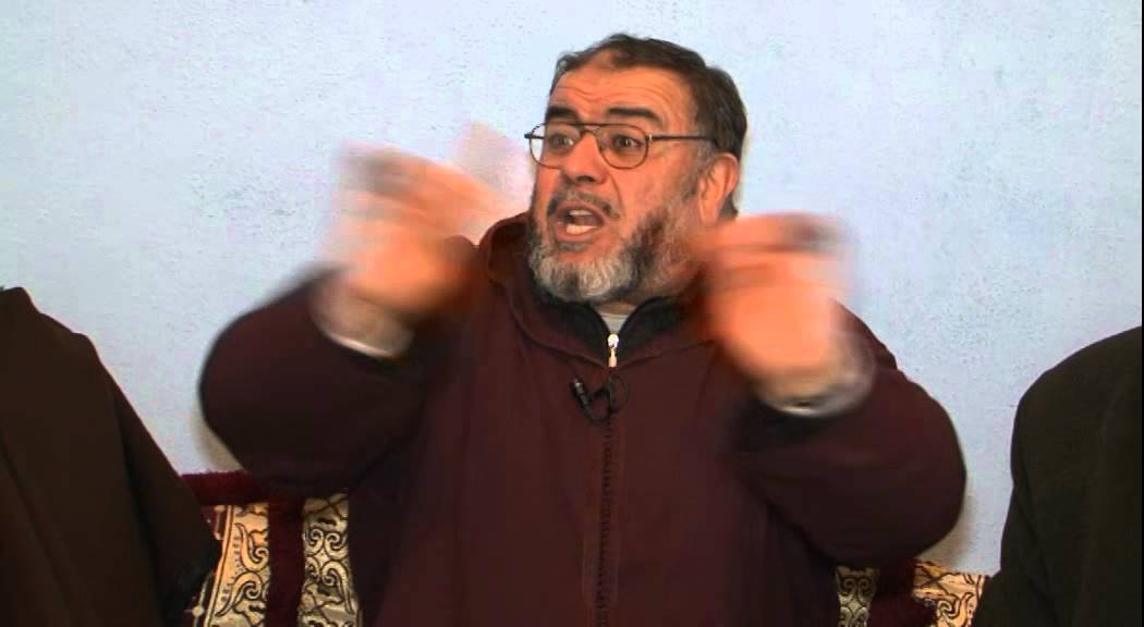 ما حكم من يعين على إقامة الوعدة ؟