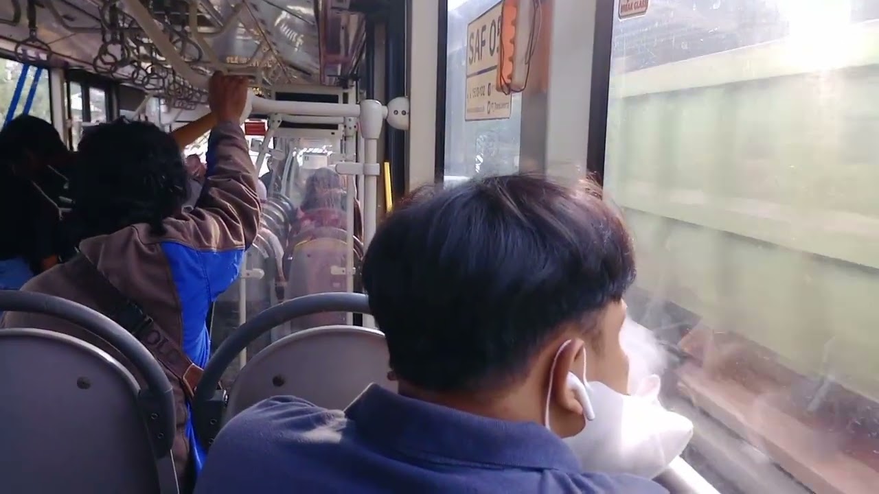 Naik Transjakarta Koridor 10H dengan rute Terminal Tanjung Priok Jakarta Utara ke halte.