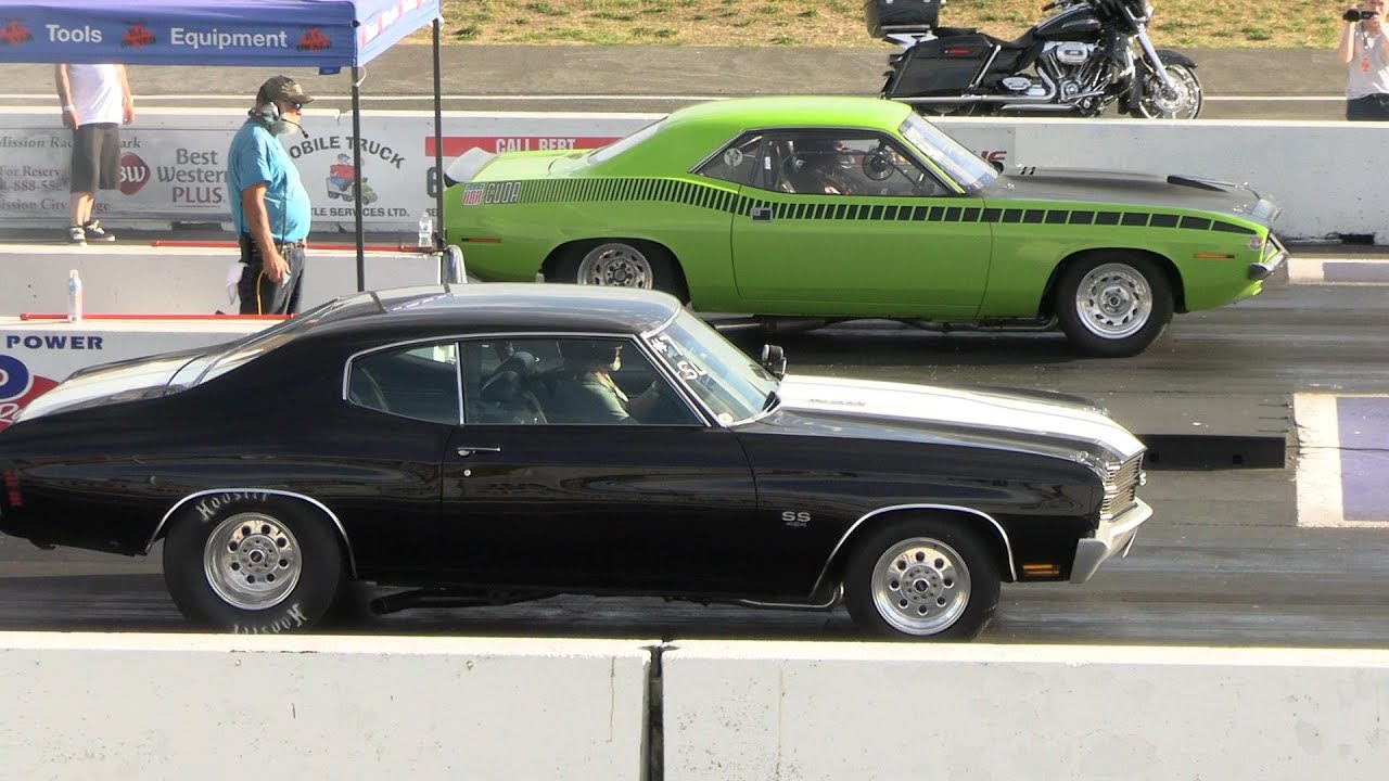 Cuda vs Chevelle - classic muscle cars drag racing