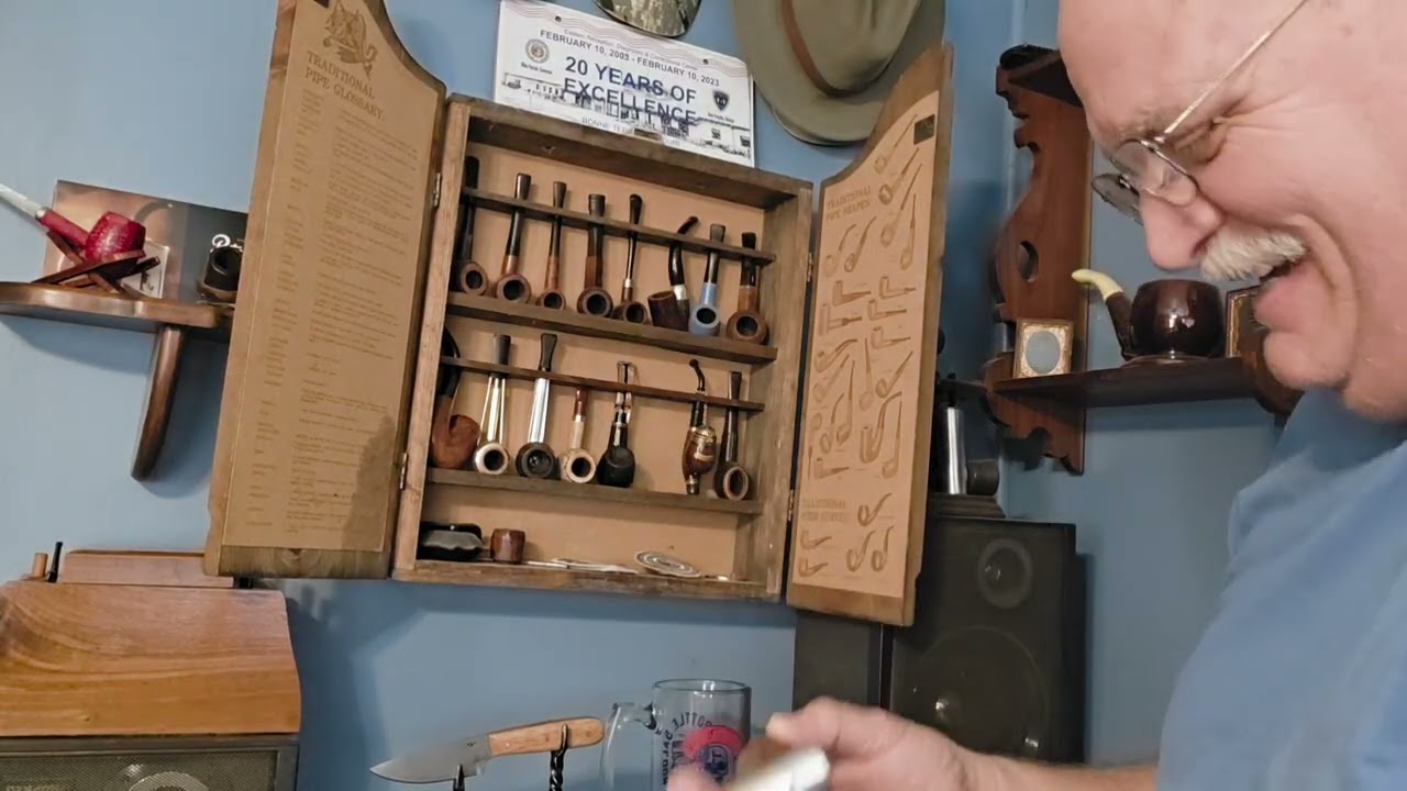 Демонстрирую свою коллекцию трубок.