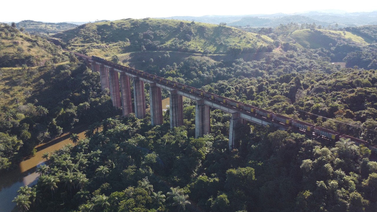 DRONE CAPTURA TREM NA FERROVIA DO AÇO: VIADUTO NO MEIO DA FLORESTA NACIONAL DE RITÁPOLIS E MAIS...