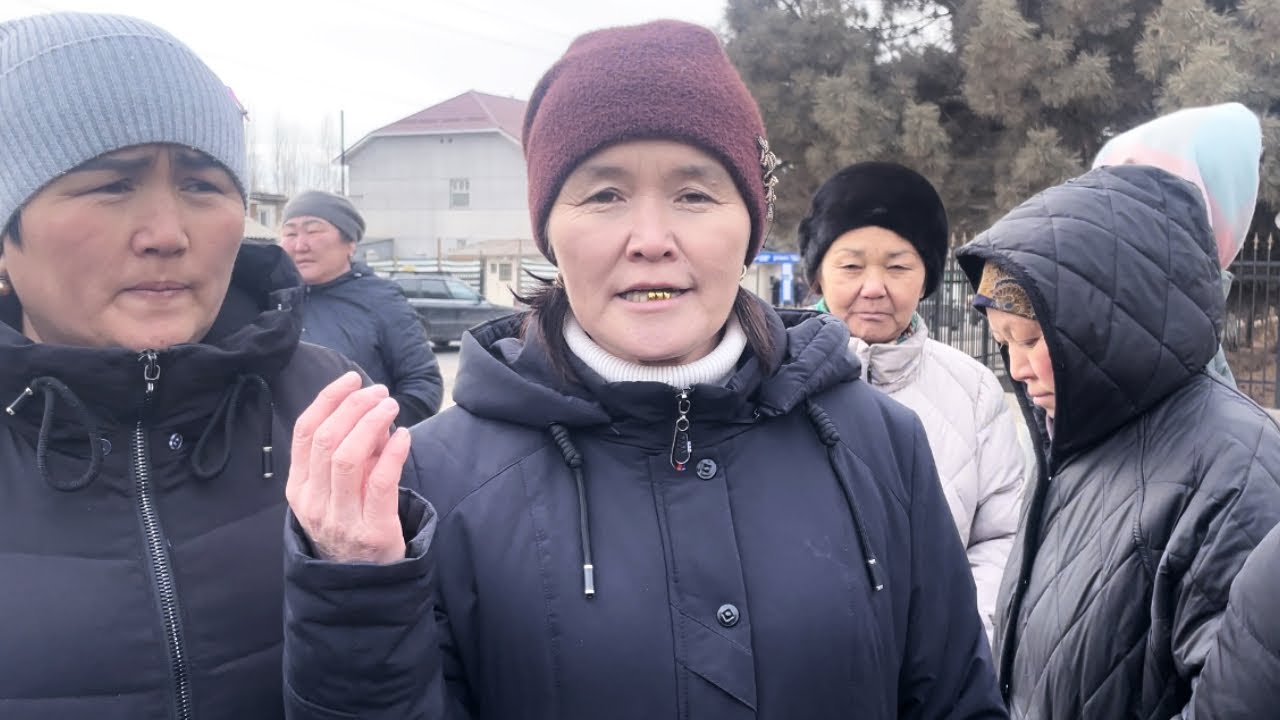 Жумгалда мугалимдер борбордук аянтка чогулушту