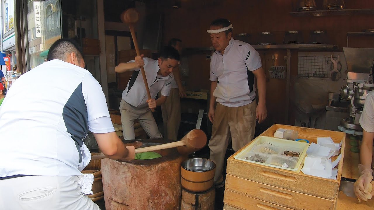 Incredible pounding skill @ Nakatanidou mochi shop, Nara Japan