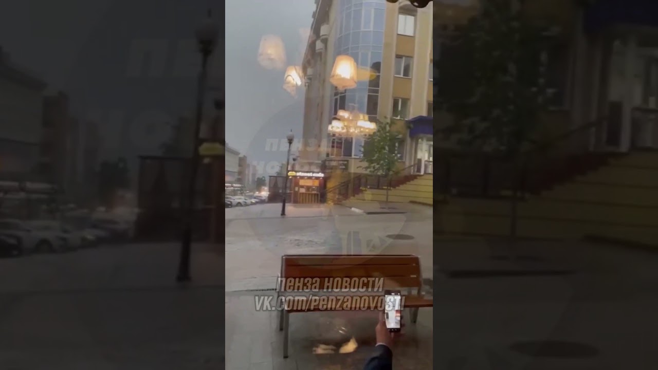 Гейзер из ливневки у ТРЦ «Высшая Лига».