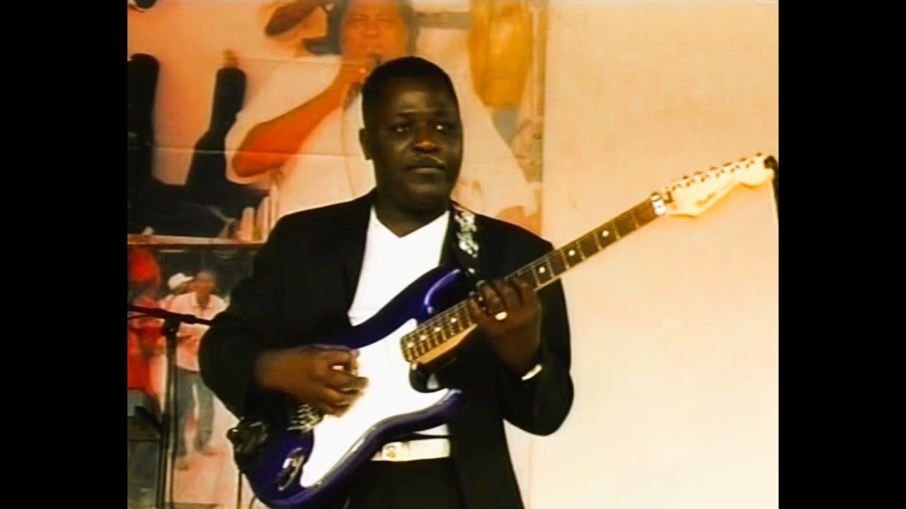 Zecax e a Banda Movimento no Caldo da Poeira com musica Kudie Kiwaia, Semba de Angola - HD