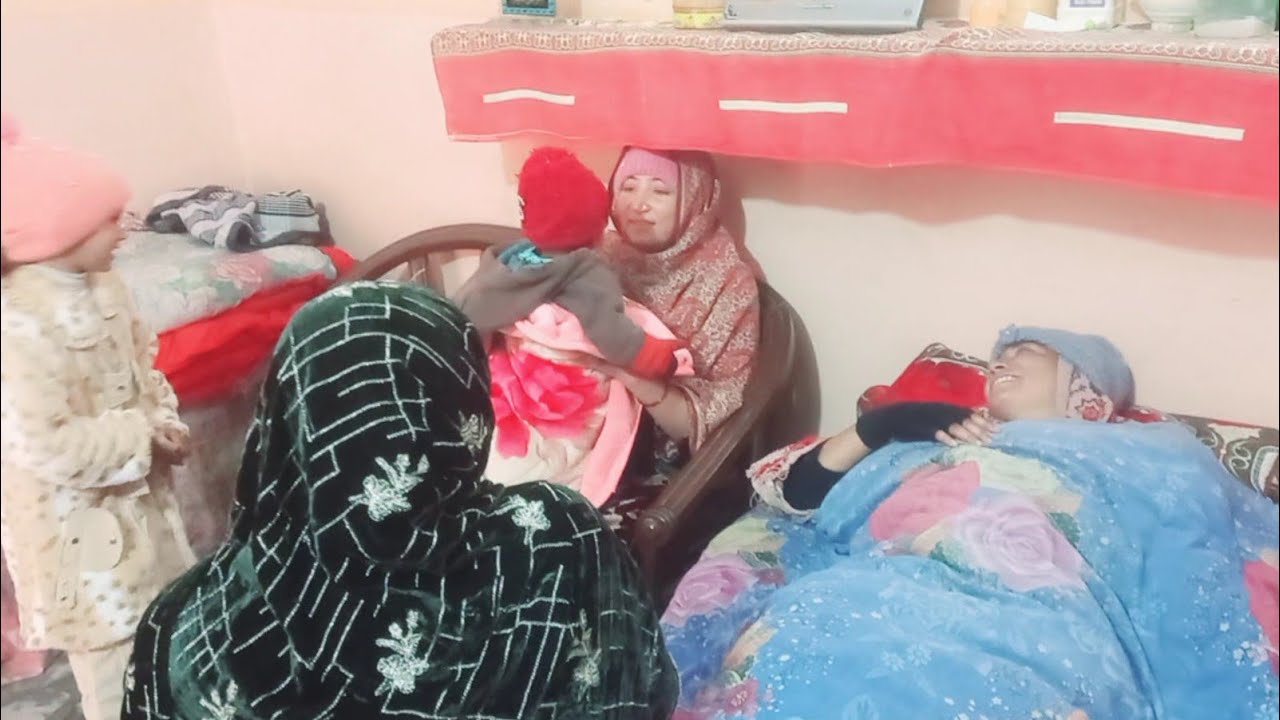 Itne Dino Baad Maa Aor Beti Mil Hi Gai | Maa Ko Dekh Kar Beti Ki Khushi Ki Intaha Na Rahi