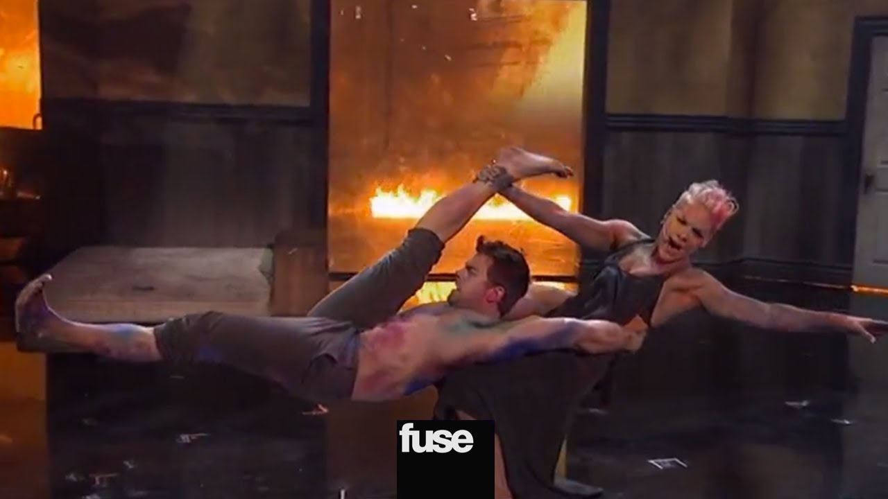 Pink's AMA Performance: 