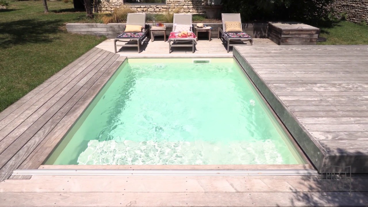 Terrasse mobile Rolling-Deck® coulissant sur une petite piscine sur l'Île de Ré