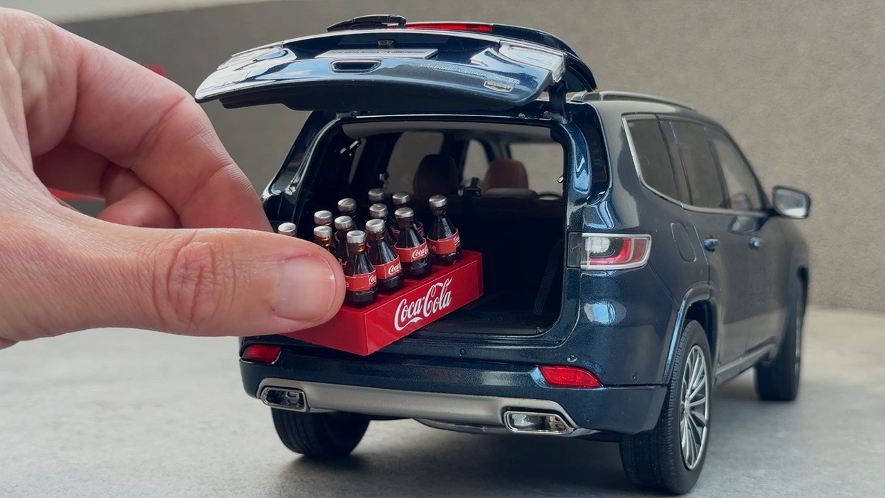 Jeep Grand Commander 1:18 scale in detail - trunk full of cola