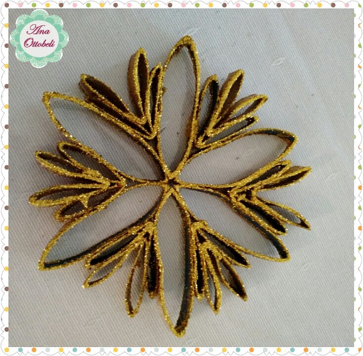 Estrela reciclada com rolo de papel higiênico