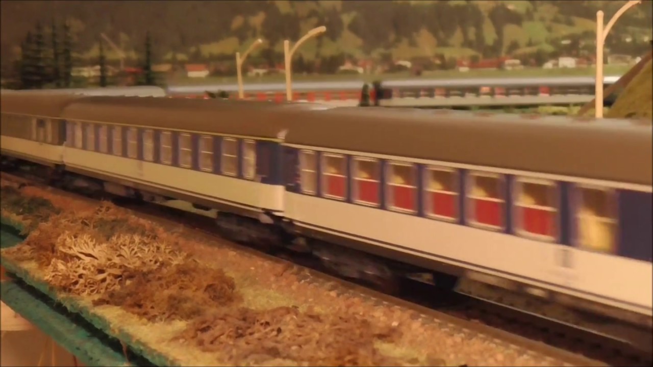 BR 110 233 mit einem D-Zug Anfang der 70er gemischt aus gr&uuml;nen und Popwagen