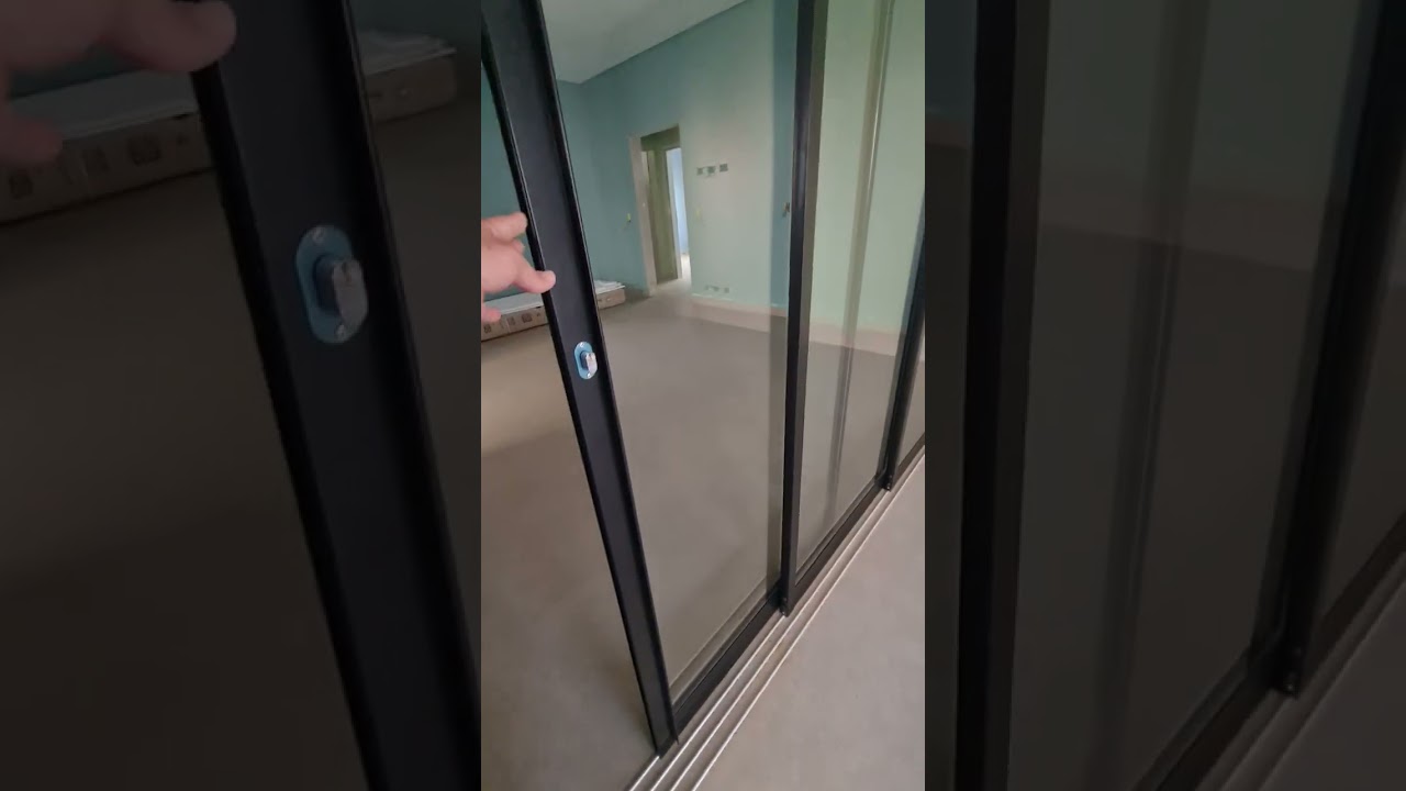 Porta de correr com sistema de trilho macarrão, uma opção para divisórias de ambientes!