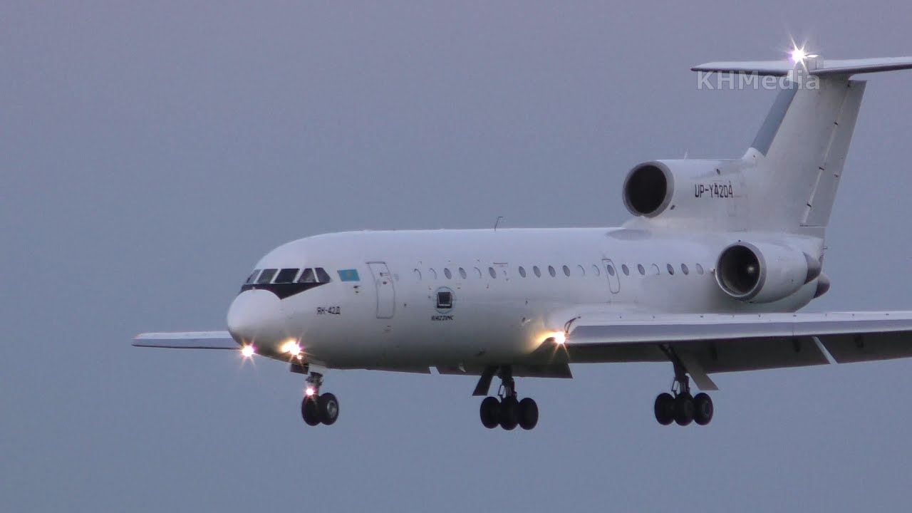 Як-42 посадка вечером KazAirJet UP-Y4204