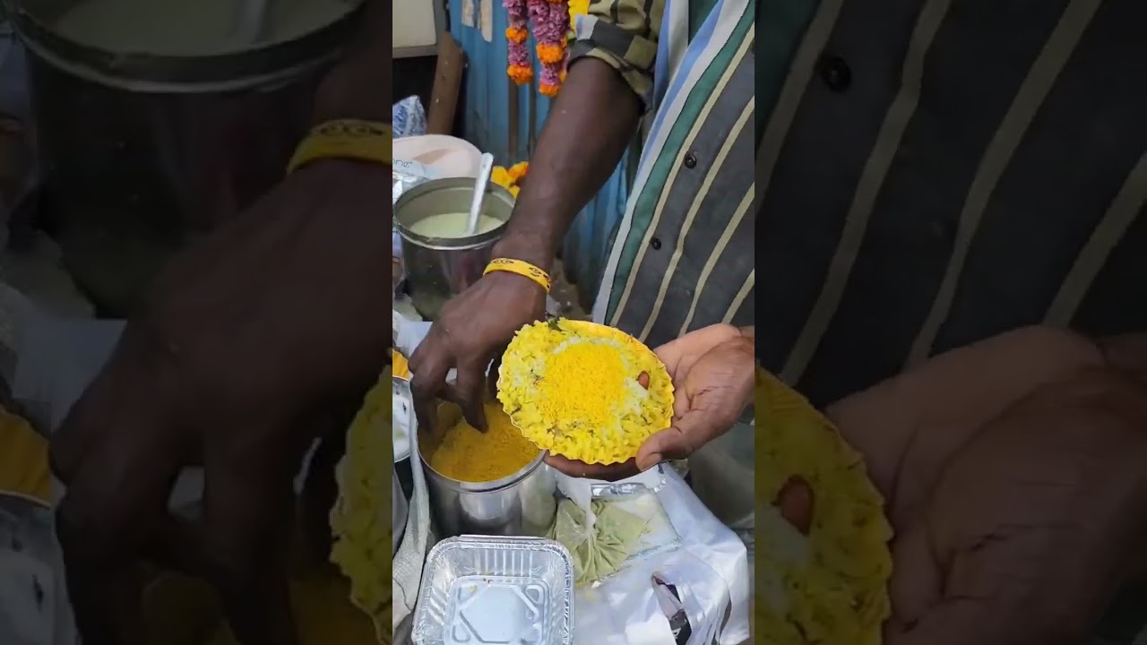 South indian style poha near chembur station #poha #chembur #food #breakfast #streetfood #mumbai
