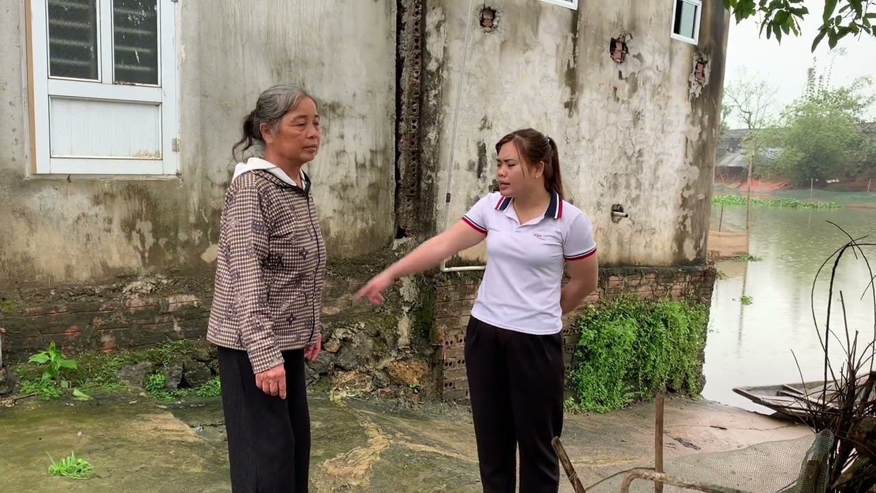 Mụ đôi Tân công giám đến đòi vàng cho mụ Phượng thì bị tiến nói cho một chận 