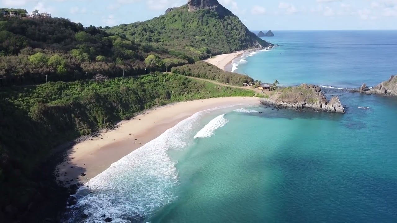 Praia do Cachorro em Fernando de Noronha | Imagens de Drone – Paraíso Brasileiro