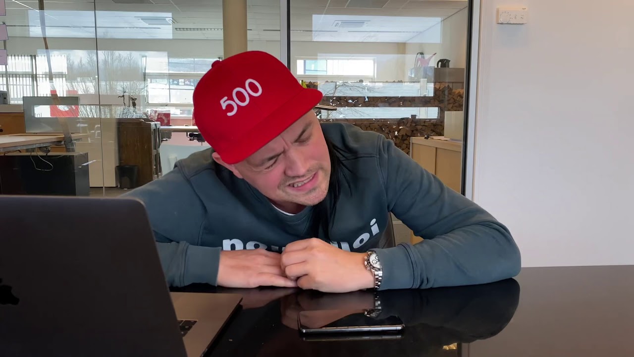 Hans heeft bonje op het werk
