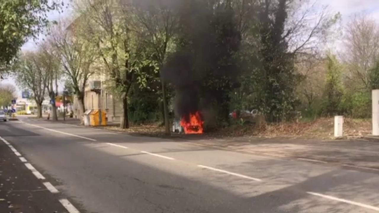 Voghera, auto in fiamme: due feriti