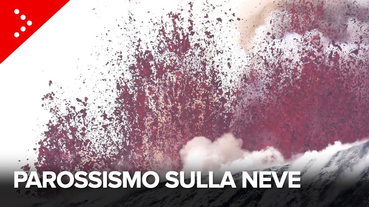 Etna, parossismo dal cratere di nord Est: fontane di lava e boati sulla vetta innevata