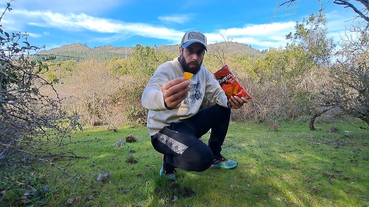 Asmr Comiendo Doritos y Susurros en la Naturaleza 🌿 / ASMR ESPAÑOL 
