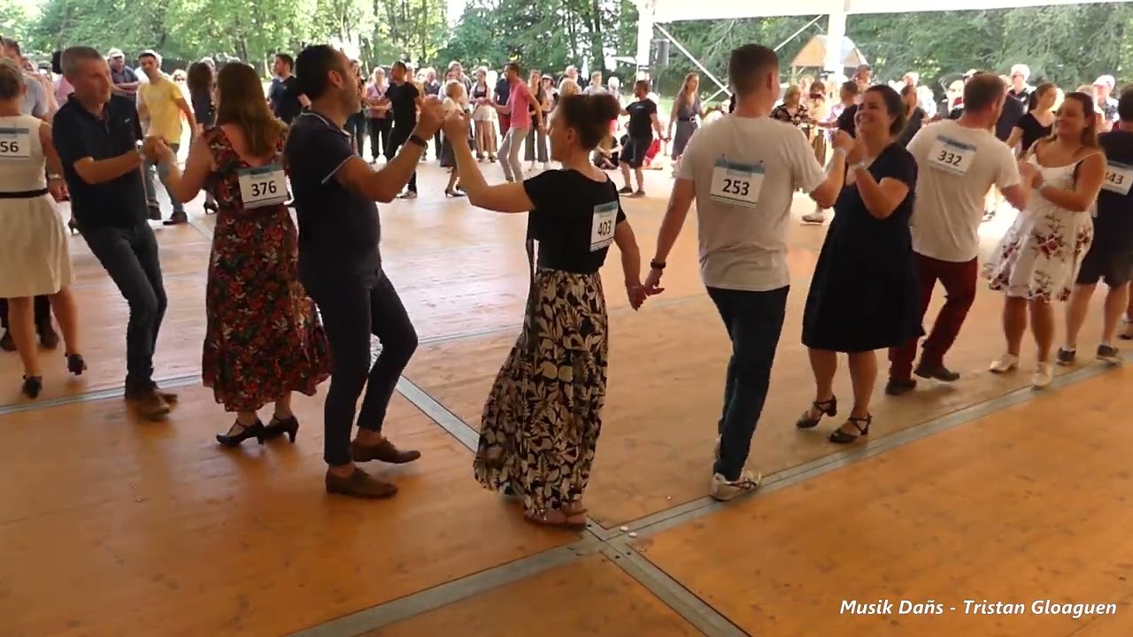 Danse bretonne : Finale suite Gavotte du pays de Calanhel à Menez Meur avec Berardy/Le Corre en 2023