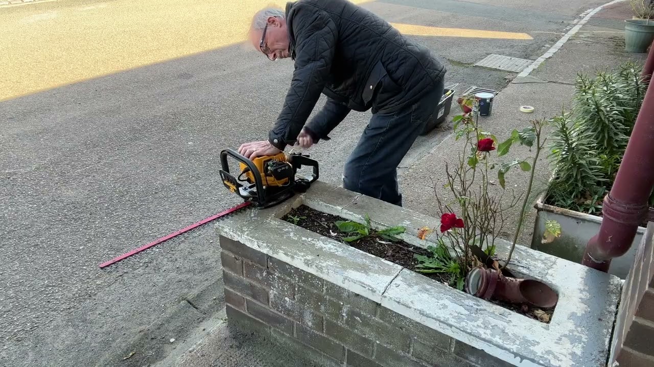 How to start a Panther HG 55-12 Hedge Trimmer.