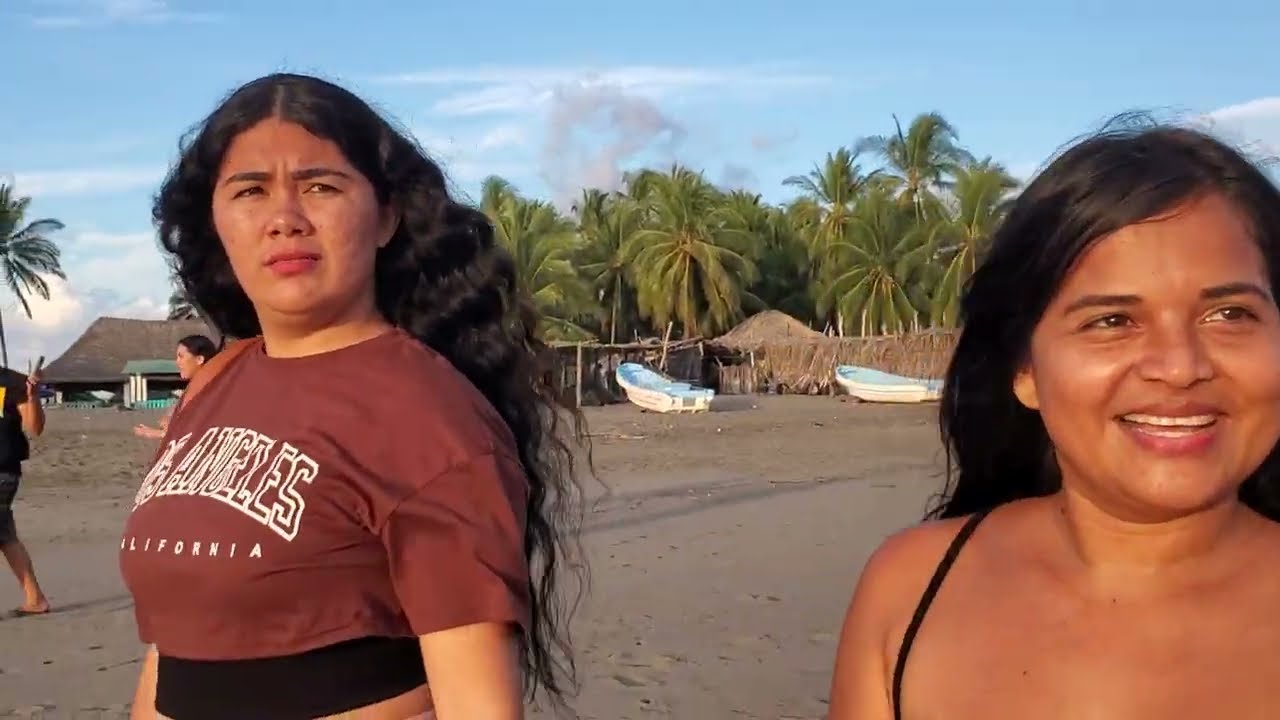 Jasmin y Jessica paseando en Garita Palmera - Una bonita Playa familiar