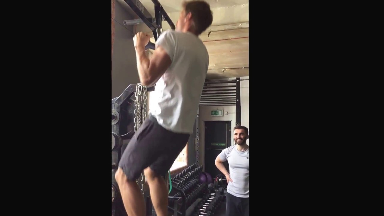 Nikolaj Coster-Waldau, Michael Cullen and Rory Girvan attempt the Dog Bone Pull-up Challenge!