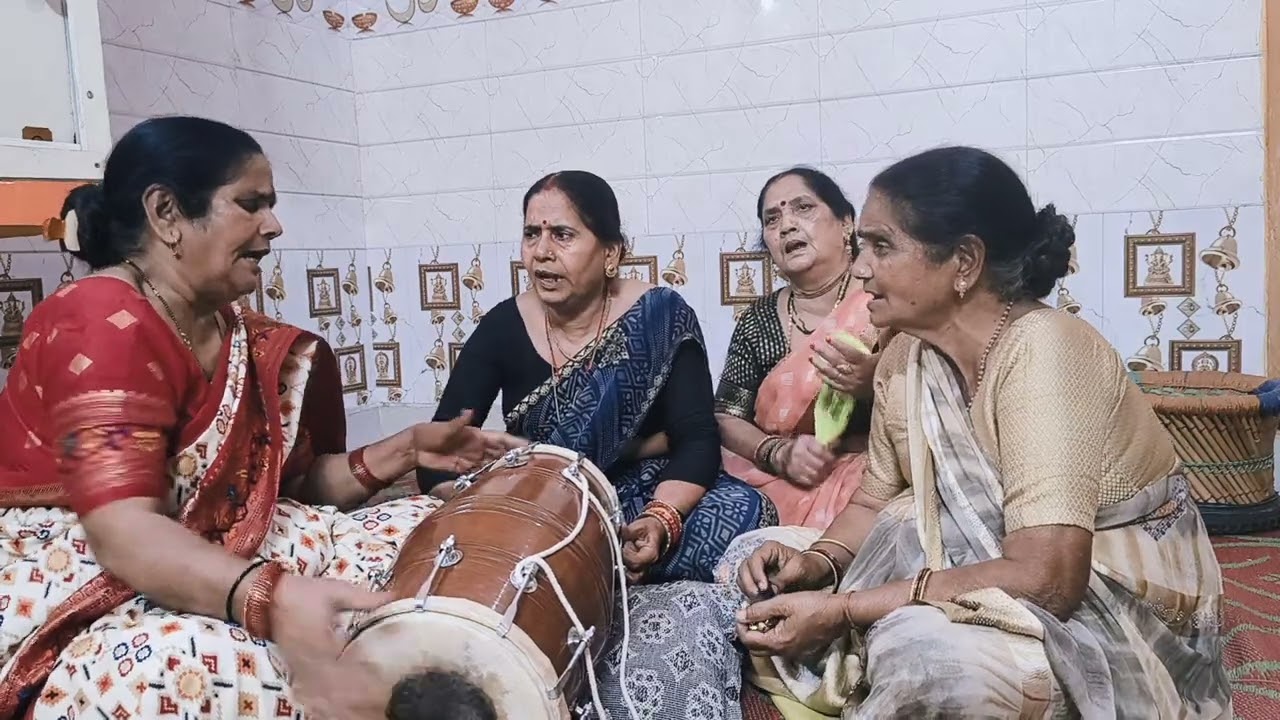 शिवजी डोल रहे पर्वत पर अपनी पार्वती के संग 