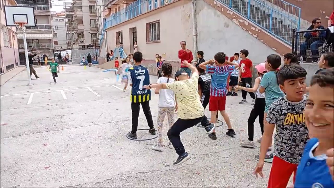 DİKİLİ'DE ÇOCUKLAR 23 NİSAN HAFTASI'NDA DOYASIYA EĞLENDİLER.