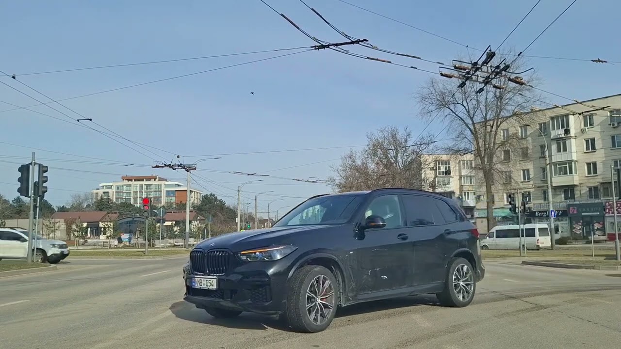 Поворот налево на регулируемом перекрёстке.