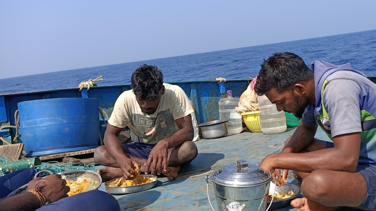கடலில் பெரிய கெளுத்திமீனை சமைத்து விசைப்படகில் உணவு/CATFISH COOKINGIN SEA OFTER EATING FISH|OLDVIDEO