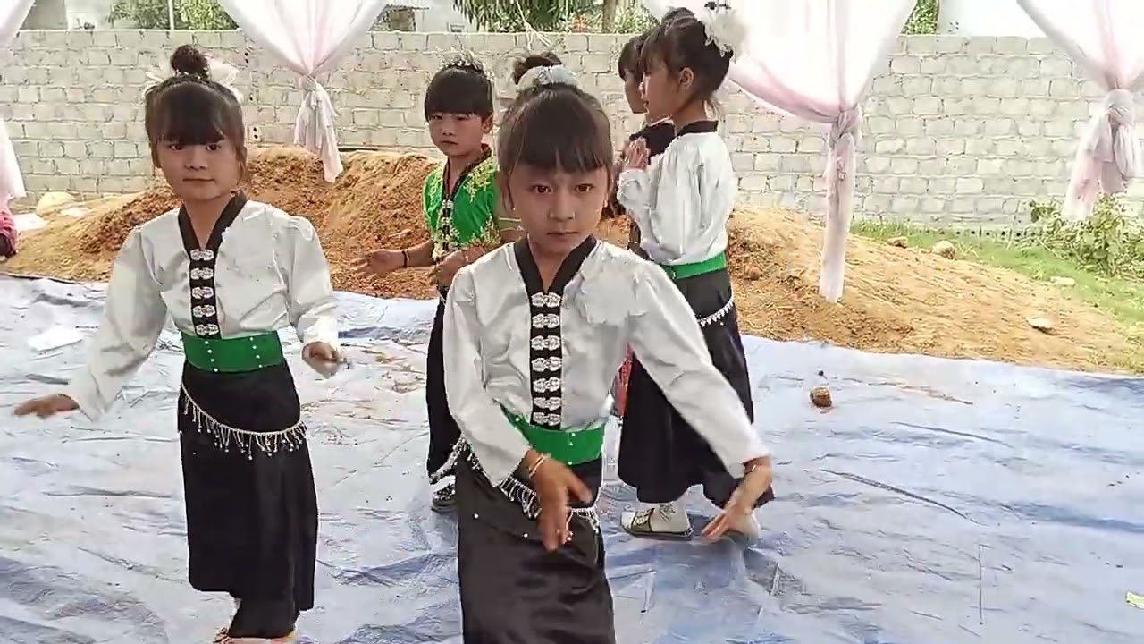 Múa mừng tân gia văn điếng 