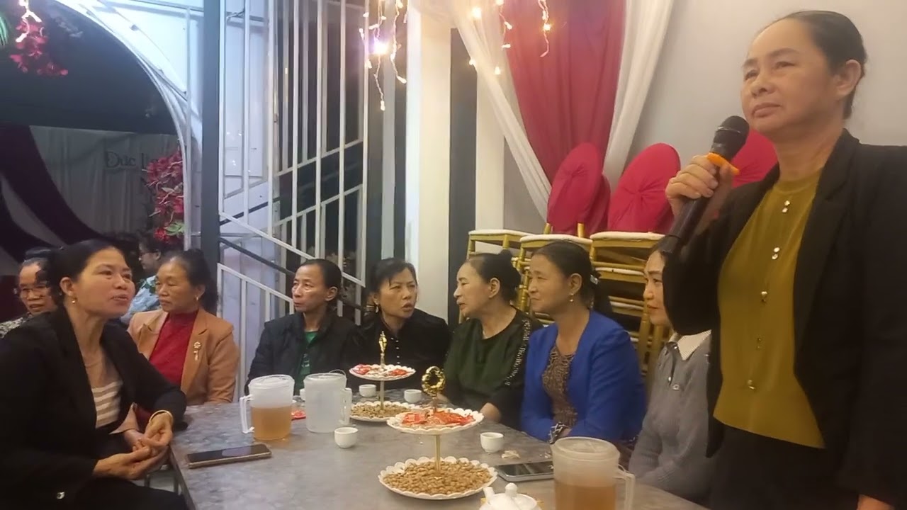 Nguyễn thị hoa Lê hát tặng đám cưới con Bà hào mình ở phù Lưu B tình đất