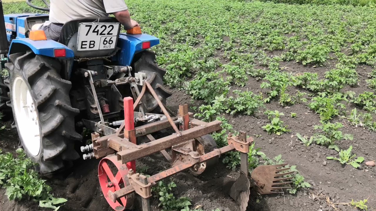 Окучиваем картошку..