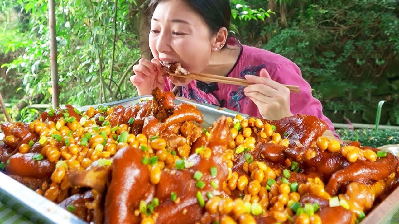 開學了，小雨做黃豆燜豬蹄慶祝，十根豬蹄燉的又耙又爛啃起真帶勁【市民朱小雨】