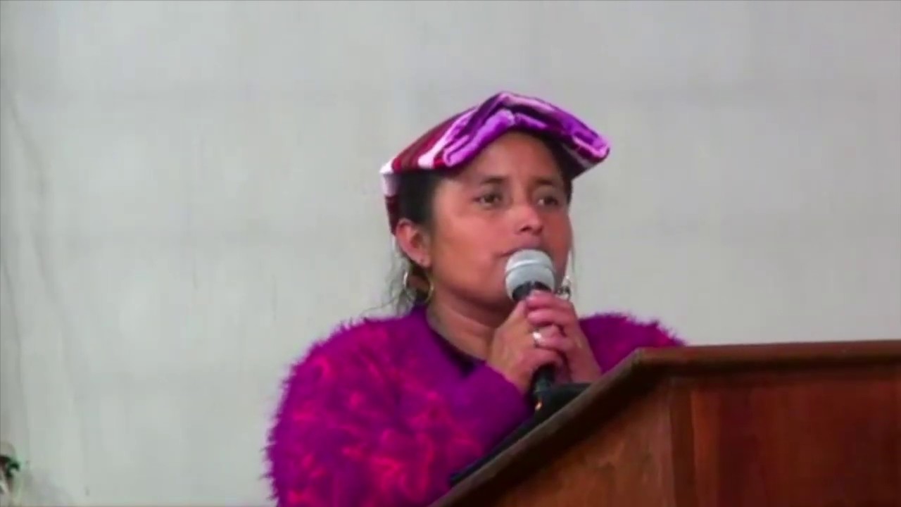 TOMASA SICAJ, PREDICANDO EN EL ANIVERSARIO DE LOS JÓVENES SEMBRADORES DEL EVANGELIO EN CHICHICAS....