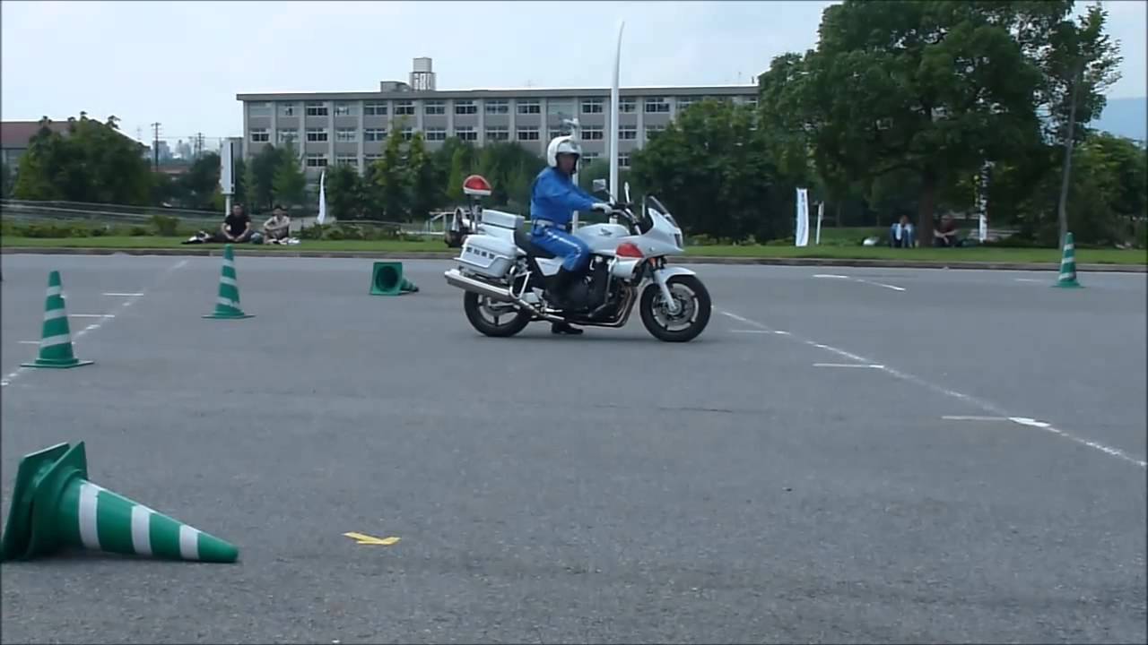 愛知県警 白バイ隊デモ走行「Uターン」