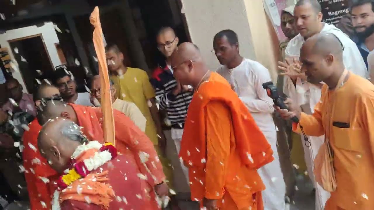 Welcoming H.H. Haladhara Swami Maharaj in ISKCON Bhopal 