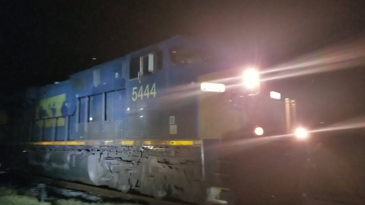 CSX I178, 421 axels. (FT. CSX 5444). DC power leading. Lots of double stack well cars.