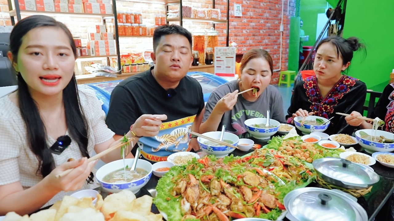 VỀ SÀI GÒN ĐƯA PƠ VÀ ÁI MÍ ĐI ĂN MIẾN XÀO CUA MỖI ĐĨA 10 TRIỆU | TUYÊN XINH GÁI