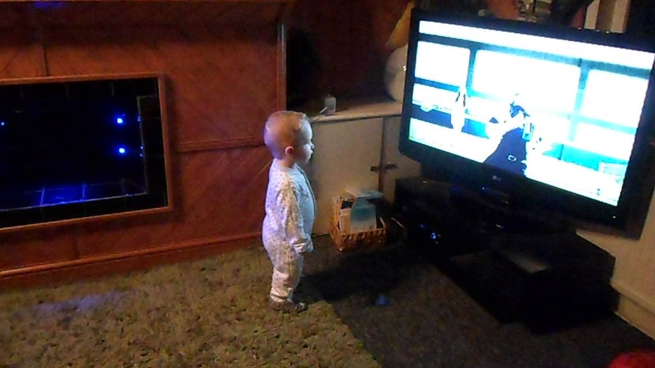 BABY DANCING TO GANGNAM STYLE