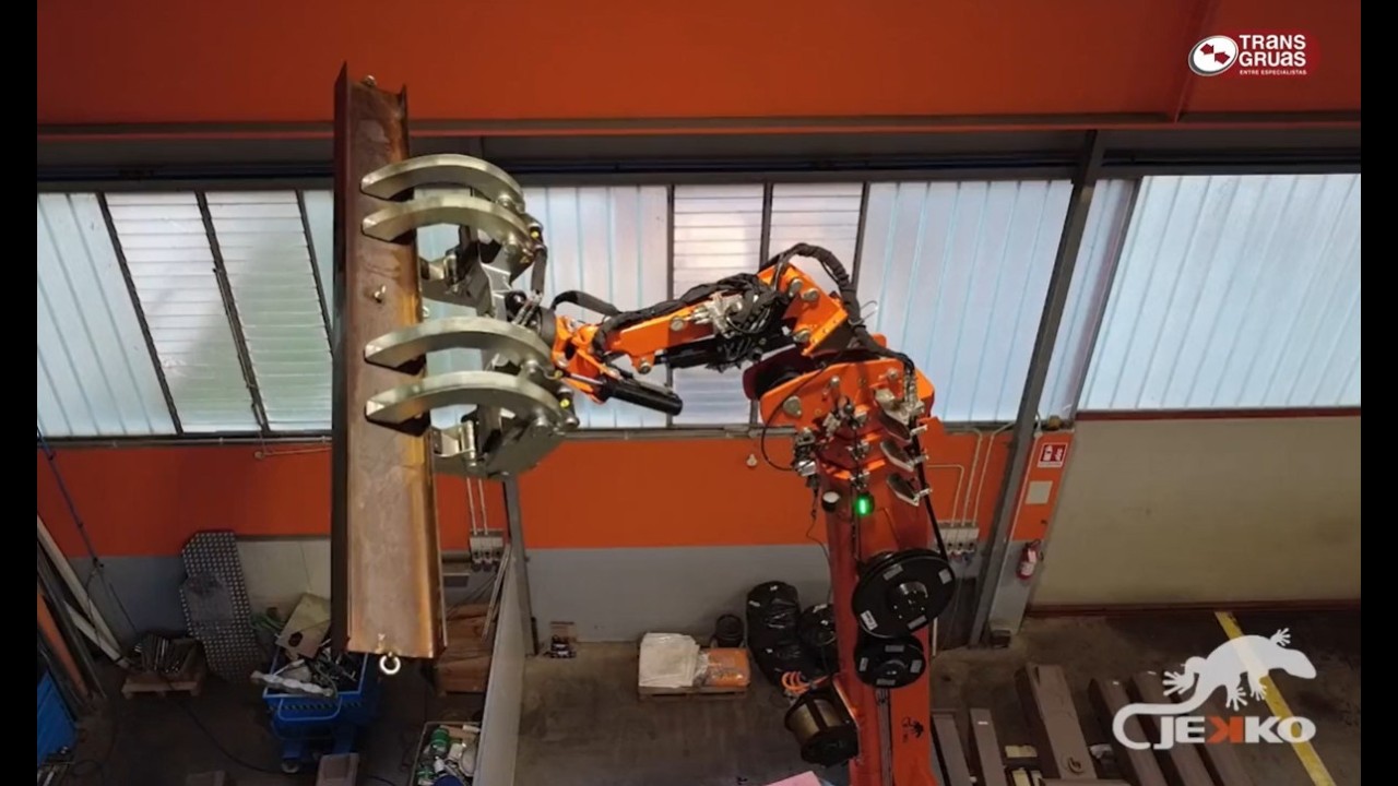 JIB 1000GR de Jekko para manipulación de vigas y tuberías. | transgruas.com